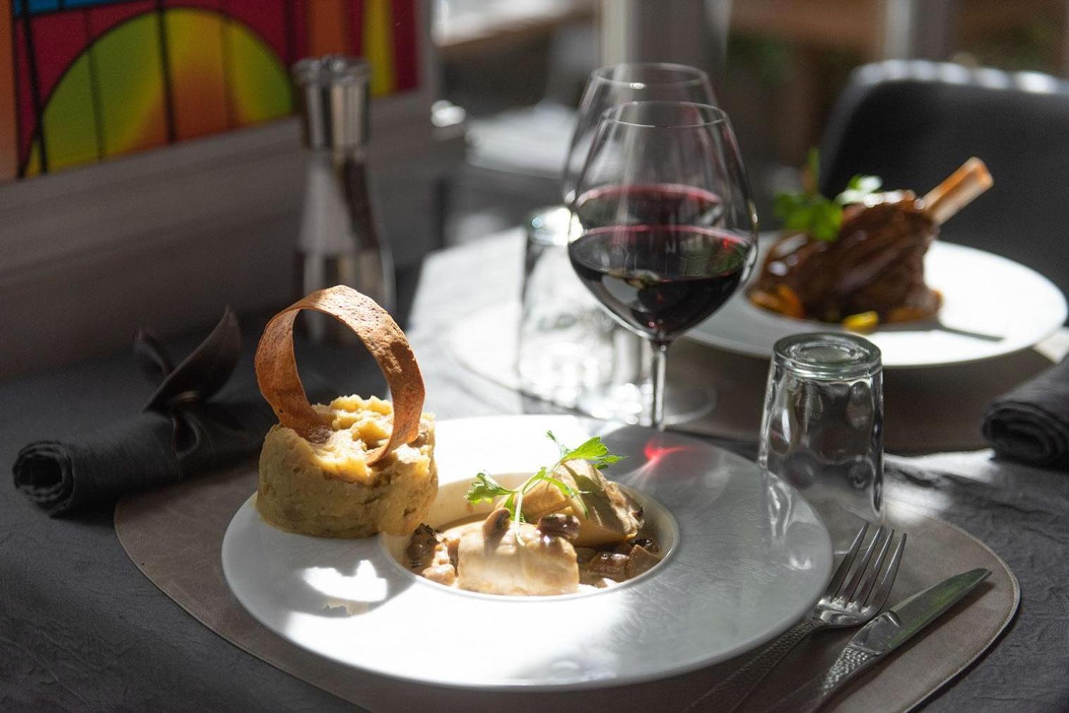 Logis - Hostellerie & Restaurant Du Marche Le Cateau-Cambresis المظهر الخارجي الصورة
